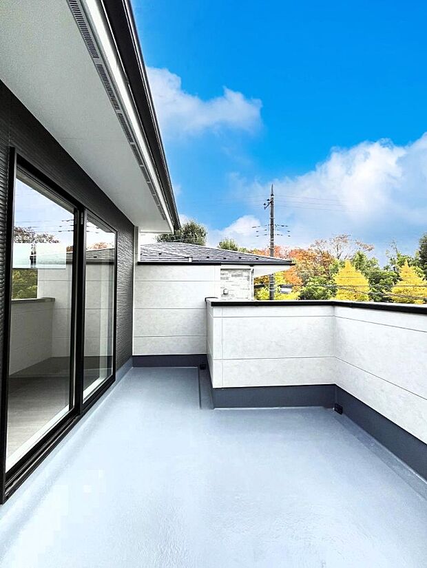 ◆1号棟◆〜Balcony〜 バルコニーは温かい陽がさしこみ、お布団や洗濯物を気持ちよく干すことができます。 使いやすく開放的なバルコニーです♪陽ざしがたっぷり降り注ぐ、バルコニー付き住まい。