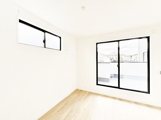 ◆1号棟◆〜Bed Room〜 2面採光を確保した明るい室内は、風通しも良く、大変居心地の良い空間となっております。爽やかな風を感じて起きる朝は、快適生活の始まりに!日当たりや通風がとても良い住まい♪