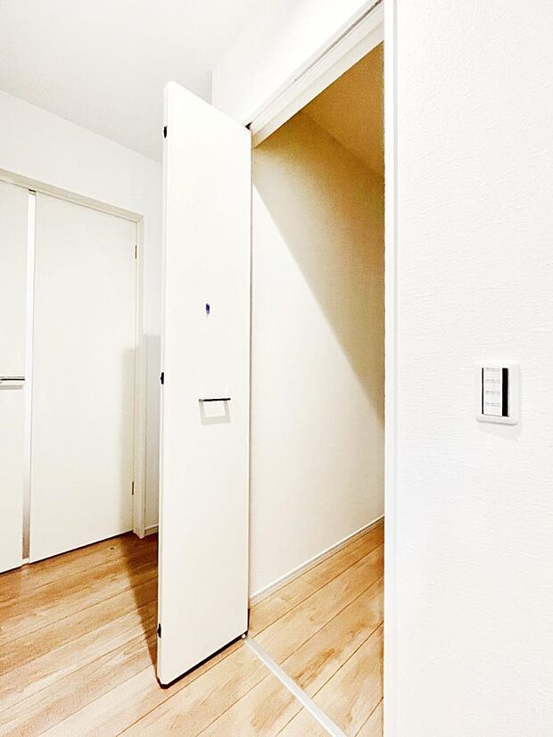 ◆1号棟◆〜Walk-in Closet〜 1階ホールには季節品や趣味の品などたっぷり収納出来るウォークインクローゼット!たっぷりの収納で居室にモノがあふれるのを防ぎ気持ちの良い暮らし。