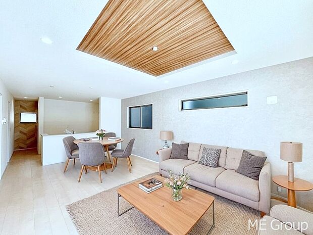 お洒落で開放感がプラスされる折上天井があるリビング ※家具はCGです