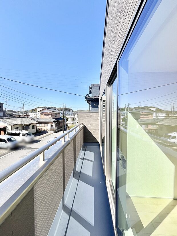 暖かな陽光が降り注ぐバルコニーはお洗濯におすすめ。爽やかな風も心地よいです。