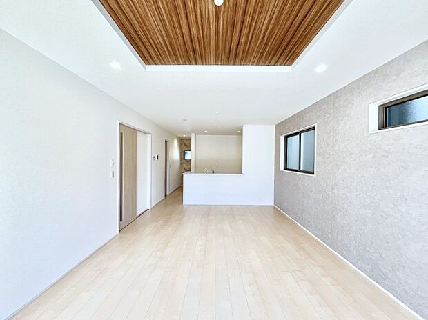 家族の笑顔が自然と生まれてくる、そんな雰囲気のダイニングに仕上がっています。