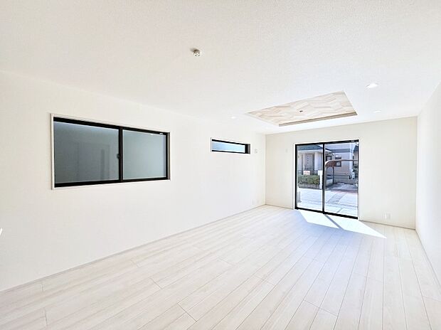 明るい陽光が注ぎ、寛ぎの雰囲気に満たされるリビング・ダイニング。