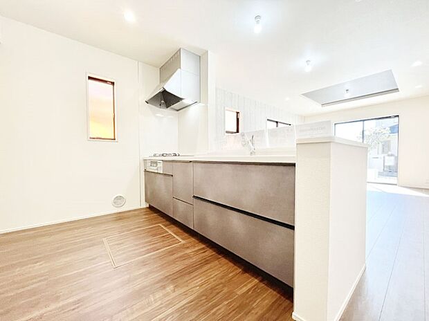 ご家族の会話弾む対面キッチン!お料理中のパパママもご家族と過ごす時間が増えそう。