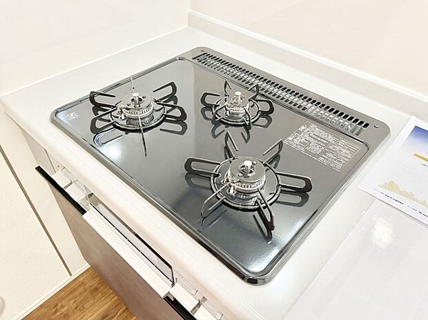 ガスコンロはSiセンサー搭載。火力調節や焦げ付き・消し忘れも防いでくれます。