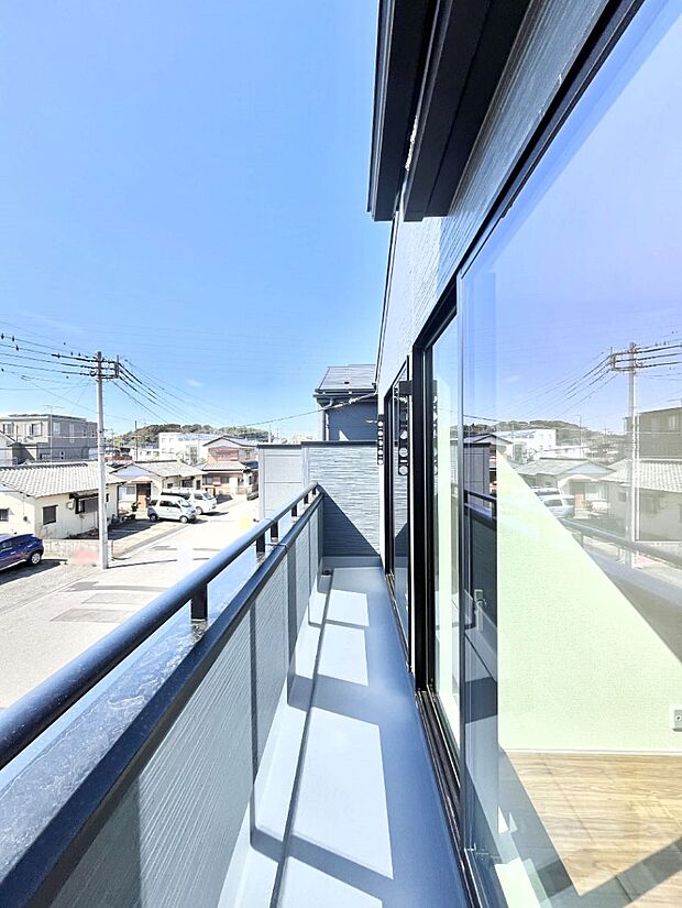 暖かな陽光が降り注ぐバルコニーはお洗濯におすすめ。爽やかな風も心地よいです。