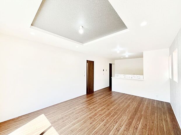 家族の笑顔が自然と生まれてくる、そんな雰囲気のダイニングに仕上がっています。