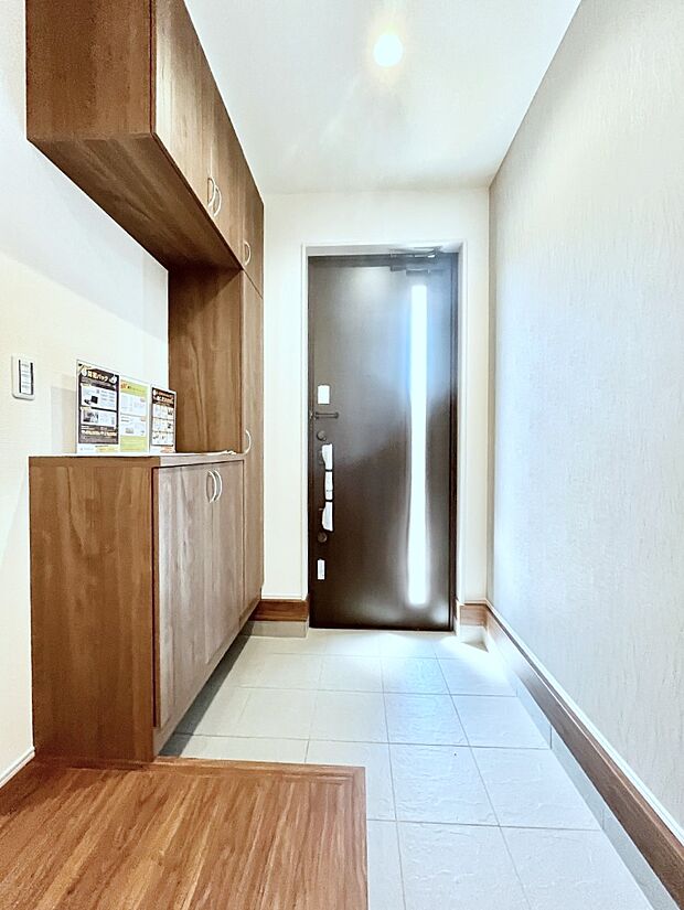 ◆1号棟◆~Entrance~ 家の中でお客様を迎える最初の場所である玄関は、家の印象そのものです!豊富な玄関収納で、常に綺麗に保つことが出来ます♪玄関にはたっぷり収納の下駄箱を完備!