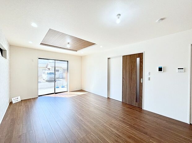 ◆1号棟◆~Living~ 飽きの来ないシンプルでおしゃれなLDK。大きな窓から日差しが差し込むので室内も明るく、家族の憩いの場としてピッタリです。開放感と日当たりの良さを是非ご覧ください!