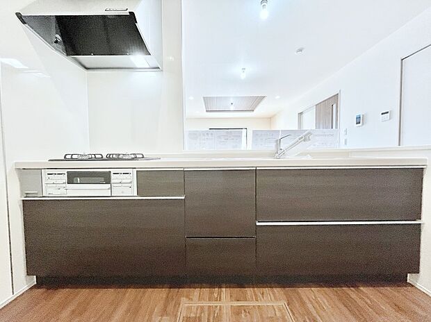 ◆1号棟◆~Kitchen~ 広くて使いやすいキッチンなら家族でいっしょに料理をつくったり、後片付けも手間なくできちゃいます♪収納もたっぷりあるので、いつもすっきりと清潔な印象を保てます。