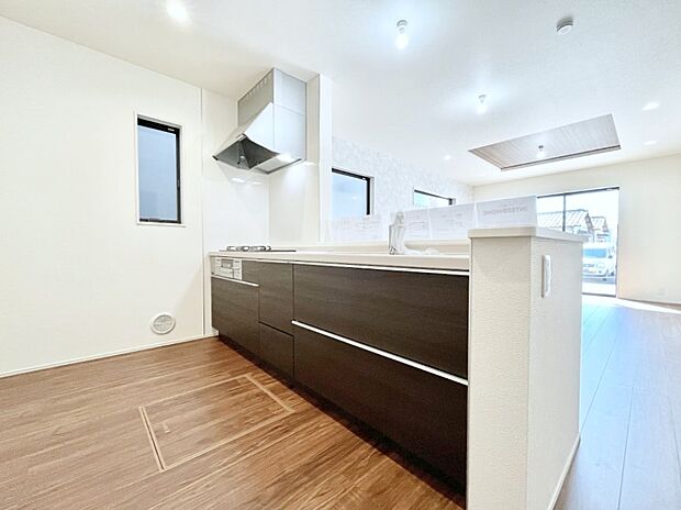 ◆1号棟◆~Kitchen~ 「さぁ今日は何を作ろう」こんなキッチンなら思いっきり料理ができちゃいます。キッチンからはリビングが一望できます。家族がつながるお家がここにございます。