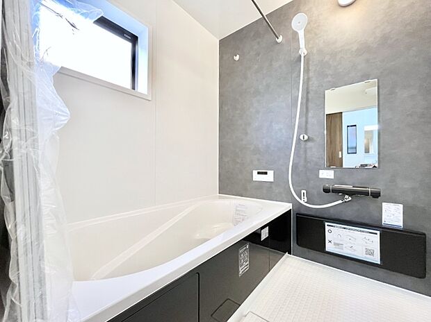 ◆1号棟◆~Bath Room~ 窓付きのバスルームは、採光もあり明るく気持ちの良い空間です。窓があることで、換気環境も良好。ゆったり寛げるバスルームで、毎日のバスタイムが楽しみになりそうです。