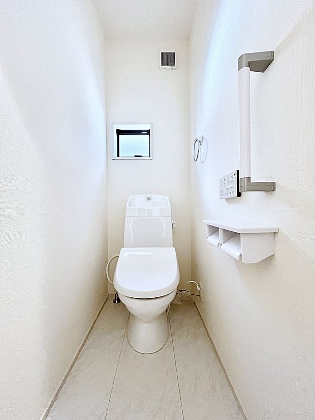 ◆1号棟◆~Toilet~ 綺麗・スッキリ・快適なウォシュレット付トイレでくつろげる空間です。採光もあり明るく、快適空間となっております♪毎日使う場所だからこその配慮です!