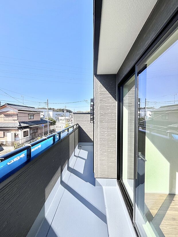 ◆1号棟◆~Balcony~ 南向きのバルコニーの前には雲以外に太陽を遮るものがありません。お洗濯物も乾きやすく、何より明るく気持ちのいい光が入ってきます。使いやすく開放的なバルコニーです♪