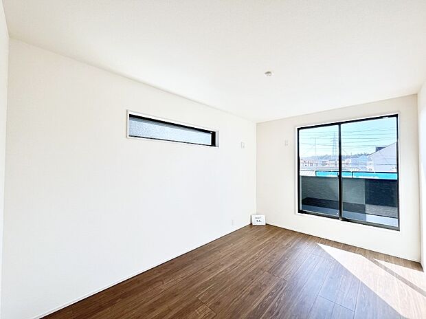 ◆1号棟◆~Bed Room~ 「今日も一日お疲れ様」とご夫婦でゆったりくつろげる寝室。毎日の家事やお仕事に疲れた日はフカフカのベットで癒されてください。本棚をおいても快適な広さが自慢♪