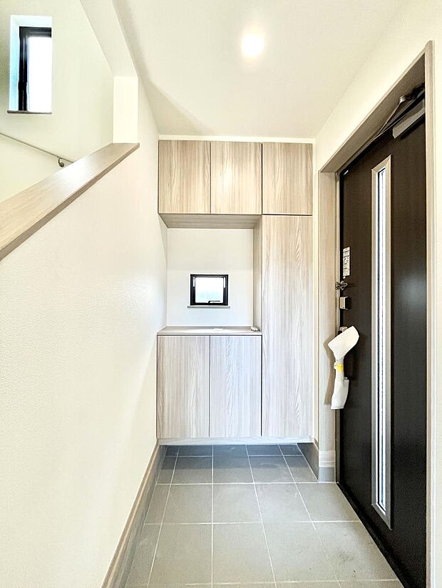 ◆B号棟◆〜Entrance〜　家の中でお客様を迎える最初の場所である玄関は、家の印象そのものです！豊富な玄関収納で、常に綺麗に保つことが出来ます♪玄関にはたっぷり収納の下駄箱を完備！