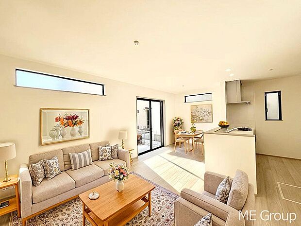 ◆B号棟◆〜Living〜　家族の食事や団らんのほか、子どもを遊ばせたり、友人を招いたりするLDKは住まいの中心。長時間過ごす場所だから、その空間は住まい全体の居心地を左右します。  ※家具はCGです