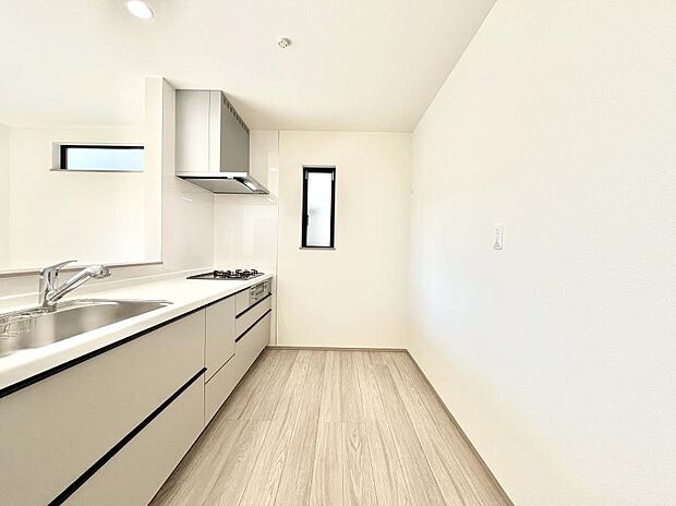 ◆B号棟◆〜Kitchen〜　自然光が入る窓のあるキッチン☆毎日使う場所だからこそ、使い勝手を考慮しました。ゆったりとしたキッチンコーナーは質感豊かな仕上がりとなっております。