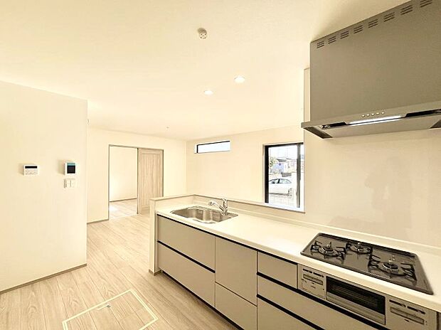 ◆B号棟◆〜Kitchen〜　「さぁ今日は何を作ろう」こんなキッチンなら思いっきり料理ができちゃいます。キッチンからはリビングが一望できます。家族がつながるお家がここにございます。