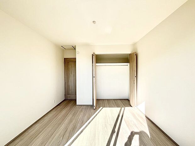 ◆B号棟◆〜Bed Room〜  全居室には収納クローゼットを完備！普段使いのお洋服や小物はもちろん、季節物のお洋服などもしっかりと整理整頓おしまい頂けます。  居室空間を広く使用できますね。