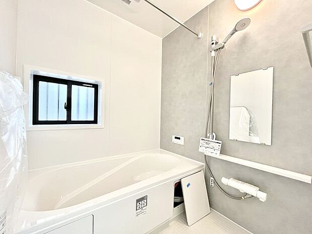 ◆B号棟◆〜Bath Room〜　窓付きのバスルームは、採光もあり明るく気持ちの良い空間です。窓があることで、換気環境も良好。ゆったり寛げるバスルームで、毎日のバスタイムが楽しみになりそうです。