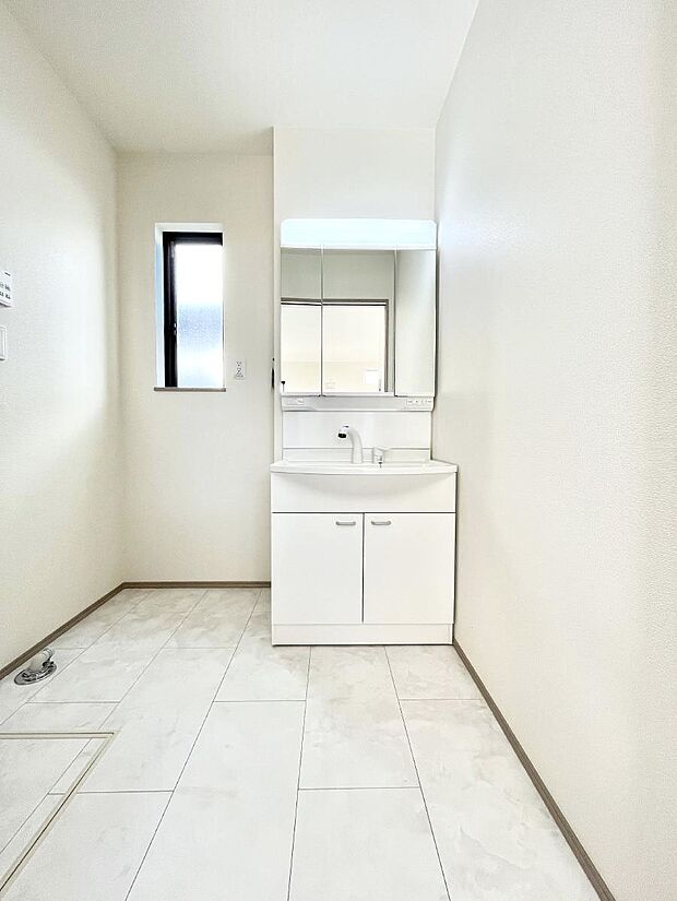 ◆B号棟◆〜Dressing Room〜　暗くなりがちな洗面所も窓があると採光と換気が可能なので気持ちよくお使い頂けます。三面鏡タイプの洗面台は鏡裏収納で散らかりがちな洗面所もスッキリ♪