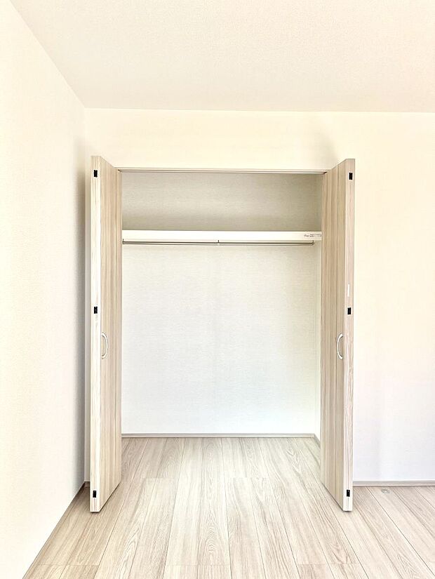 ◆B号棟◆〜Closet〜　壁面クローゼットがあればタンスを置く必要がなく、出っ張りのないスッキリ空間を維持できます。限られたスペースを有効に活用できそう。衣類や趣味の品などたっぷり収納出来ますね♪