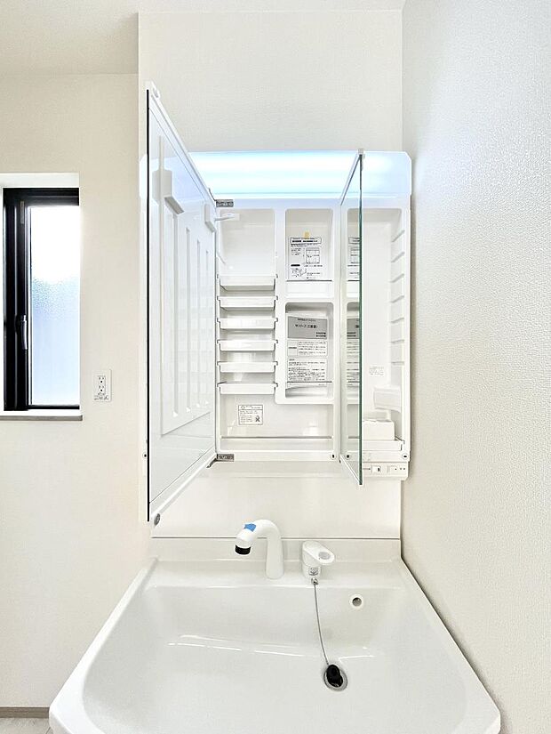 ◆B号棟◆三面鏡の裏に、化粧品や衛生用品などを収納可能。洗面台をすっきりと保ちます！