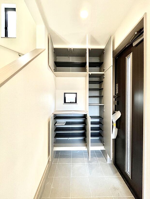 ◆B号棟◆たっぷり収納できるシューズボックスで家族全員の靴も、玄関すっきり。