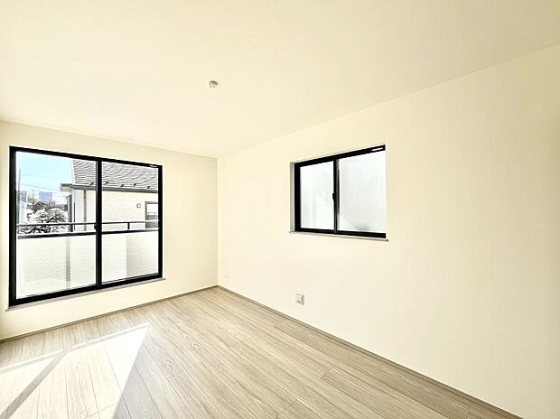 ◆B号棟◆〜Bed Room〜　2面採光を確保した明るい室内は、風通しも良く、大変居心地の良い空間となっております。爽やかな風を感じて起きる朝は、快適生活の始まりに！日当たりや通風がとても良い住まい♪