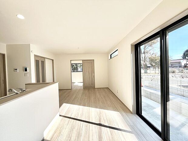 ◆B号棟◆〜Living〜　飽きの来ないシンプルでおしゃれなLDK。大きな窓から日差しが差し込むので室内も明るく、家族の憩いの場としてピッタリです。開放感と日当たりの良さを是非ご覧ください！