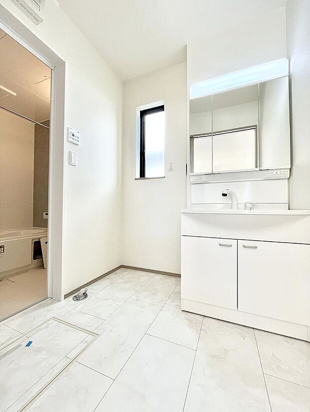 ◆B号棟◆〜Dressing Room〜  清潔感溢れる色合いで統一されていると、スッキリと整った印象をうけます。鏡の裏にはたっぷりと収納スペースを標準装備！水廻りは、シンプルかつ機能性を重視して。