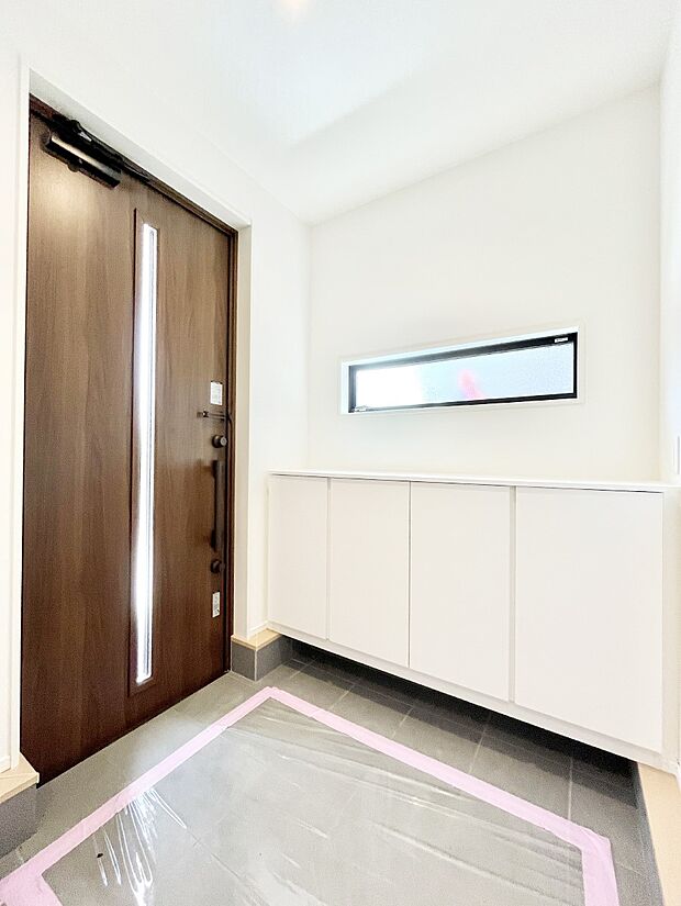 ガラススリットの入った玄関ドアが室内に光を届けてくれます