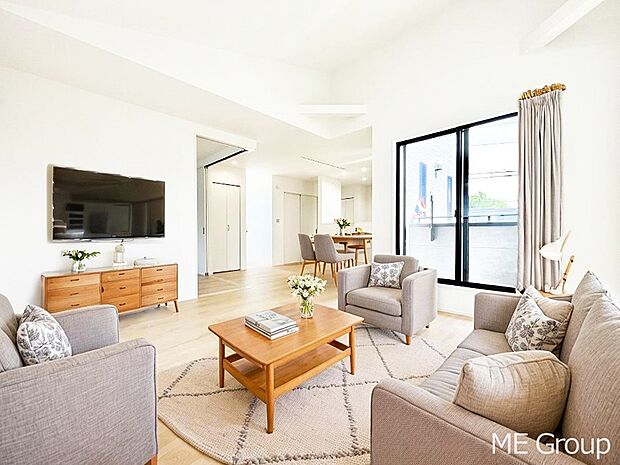 大きな窓からたっぷりの陽光と風を感じられるリビング※家具はCGです