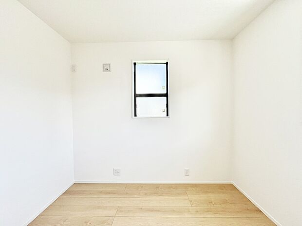 窓からのやさしい光が心地よいプライベートルーム