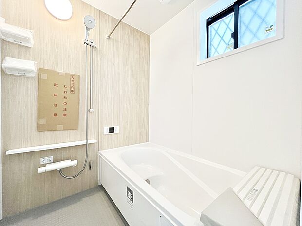 一日の疲れを癒してくれる明るい清潔感のあるバスルーム