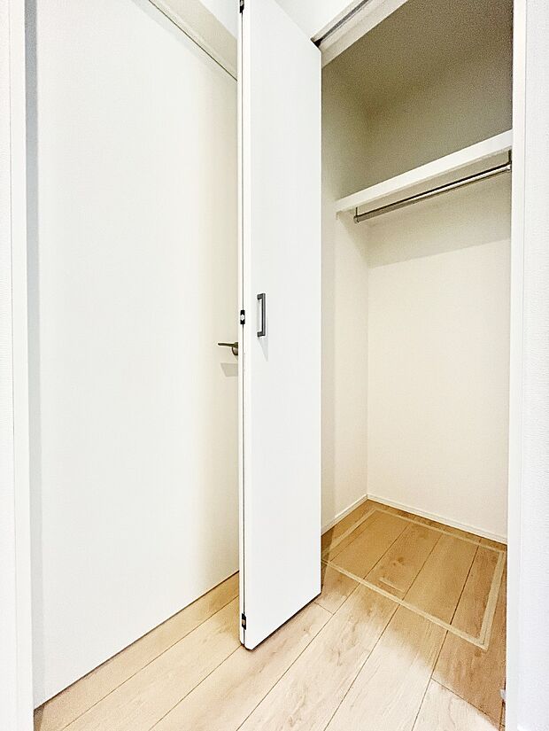 掃除用具や生活雑貨の保管に便利な廊下収納  