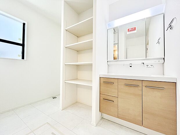 清潔感ある洗面化粧室で朝の身支度も快適