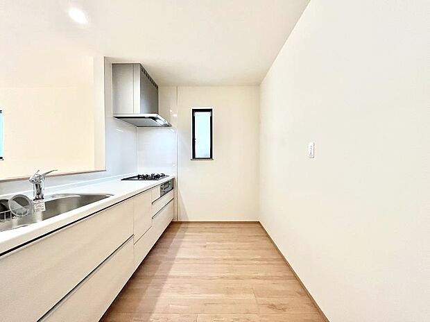 ◆A号棟◆~Kitchen~ 自然光が入る窓のあるキッチン☆毎日使う場所だからこそ、使い勝手を考慮しました。ゆったりとしたキッチンコーナーは質感豊かな仕上がりとなっております。