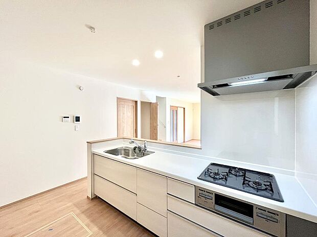 ◆A号棟◆~Kitchen~ 「さぁ今日は何を作ろう」こんなキッチンなら思いっきり料理ができちゃいます。キッチンからはリビングが一望できます。家族がつながるお家がここにございます。