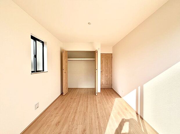 ◆A号棟◆~Bed Room~ 全居室には収納クローゼットを完備!普段使いのお洋服や小物はもちろん、季節物のお洋服などもしっかりと整理整頓おしまい頂けます。 居室空間を広く使用できますね。