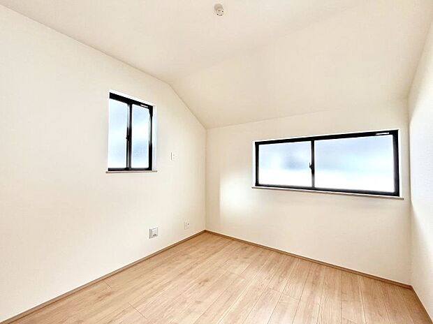 ◆A号棟◆~Bed Room~ 子供部屋はお子様にとって大変重な役割があります。子供一人で過ごす空間を与えることで、宿題や勉強時間も自然と増えまた自ら部屋の片付けや掃除なども促すことに繋がります。