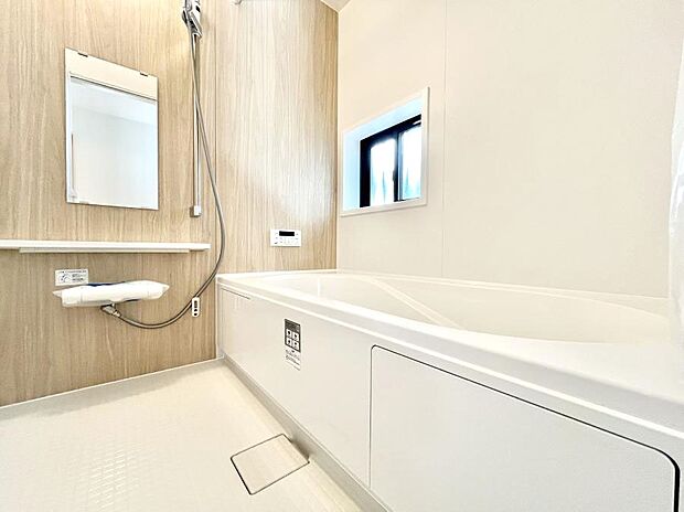 ◆A号棟◆〜Bath Room〜　窓付きのバスルームは、採光もあり明るく気持ちの良い空間です。窓があることで、換気環境も良好。ゆったり寛げるバスルームで、毎日のバスタイムが楽しみになりそうです。