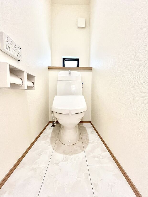 ◆A号棟◆〜Toilet〜　清潔感のある水回り♪トイレはウォシュレット付きです◎トイレは毎日使わざるを得ないもの。いつも清潔を保ちたいですね。トイレが2ヶ所あるので朝の混雑時に便利です！