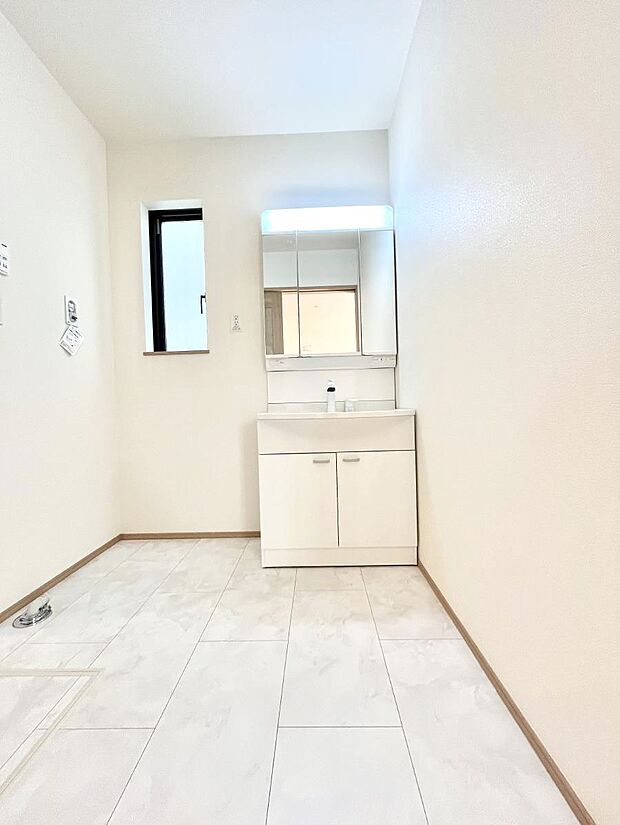 ◆A号棟◆〜Dressing Room〜  清潔感溢れる色合いで統一されていると、スッキリと整った印象をうけます。鏡の裏にはたっぷりと収納スペースを標準装備！水廻りは、シンプルかつ機能性を重視して。