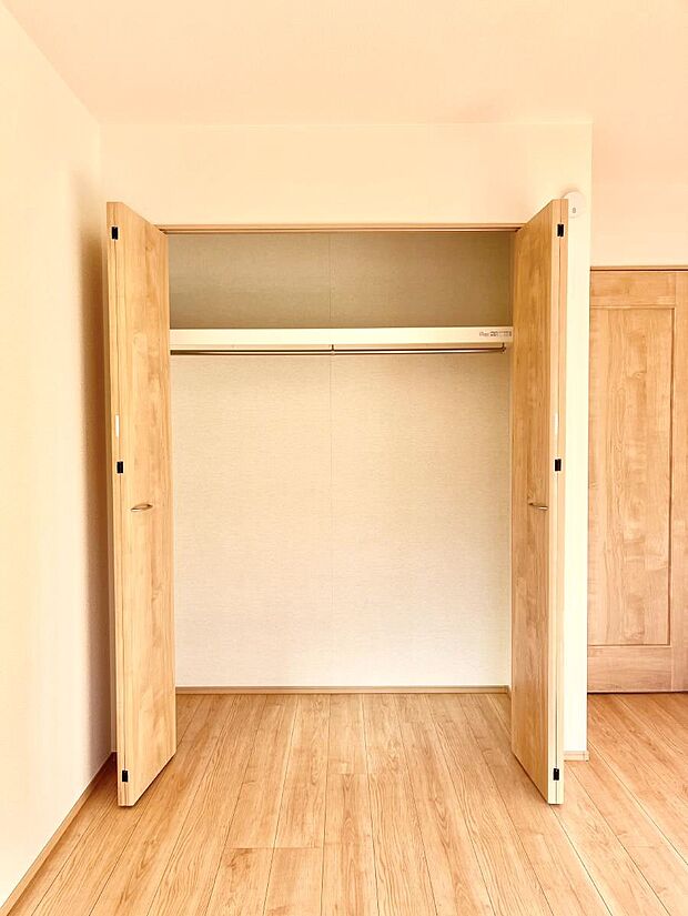 ◆A号棟◆〜Closet〜　壁面クローゼットがあればタンスを置く必要がなく、出っ張りのないスッキリ空間を維持できます。限られたスペースを有効に活用できそう。衣類や趣味の品などたっぷり収納出来ますね♪