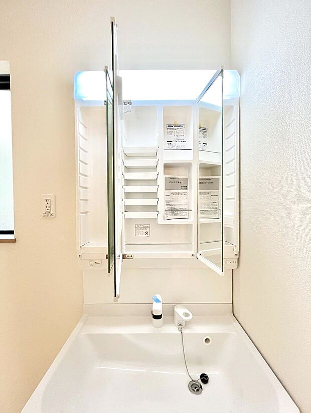 ◆A号棟◆三面鏡の裏に、化粧品や衛生用品などを収納可能。洗面台をすっきりと保ちます!