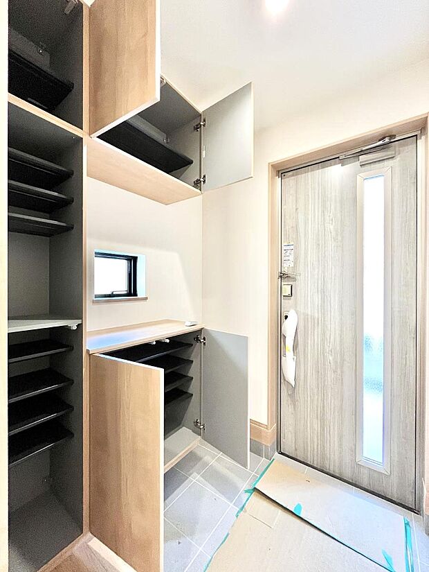 ◆A号棟◆たっぷり収納できるシューズボックスで家族全員の靴も、玄関すっきり。