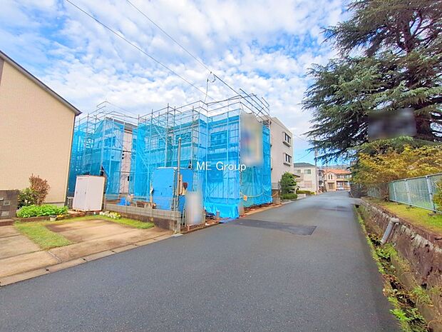 〜Exterior〜　前面道路：東 5.9m 公道　前面道路は閑静な住宅地をはしる車通りの少ない道路。駐車の出し入れもらくらくです！ご不明点・現地見学のご希望は、お気軽にお問い合わせください！