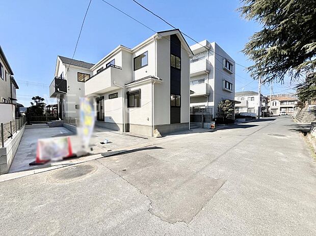 ~Exterior~ 前面道路:東 5.9m 公道 前面道路は閑静な住宅地をはしる車通りの少ない道路。駐車の出し入れもらくらくです!ご不明点・現地見学のご希望は、お気軽にお問い合わせください!